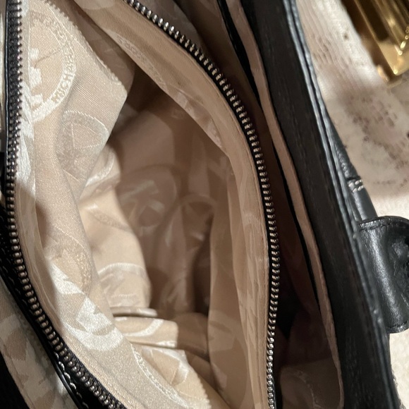 Michael Kors Large Double-Buckle-snap-button leather shoulder bag - Picture 7 of 8